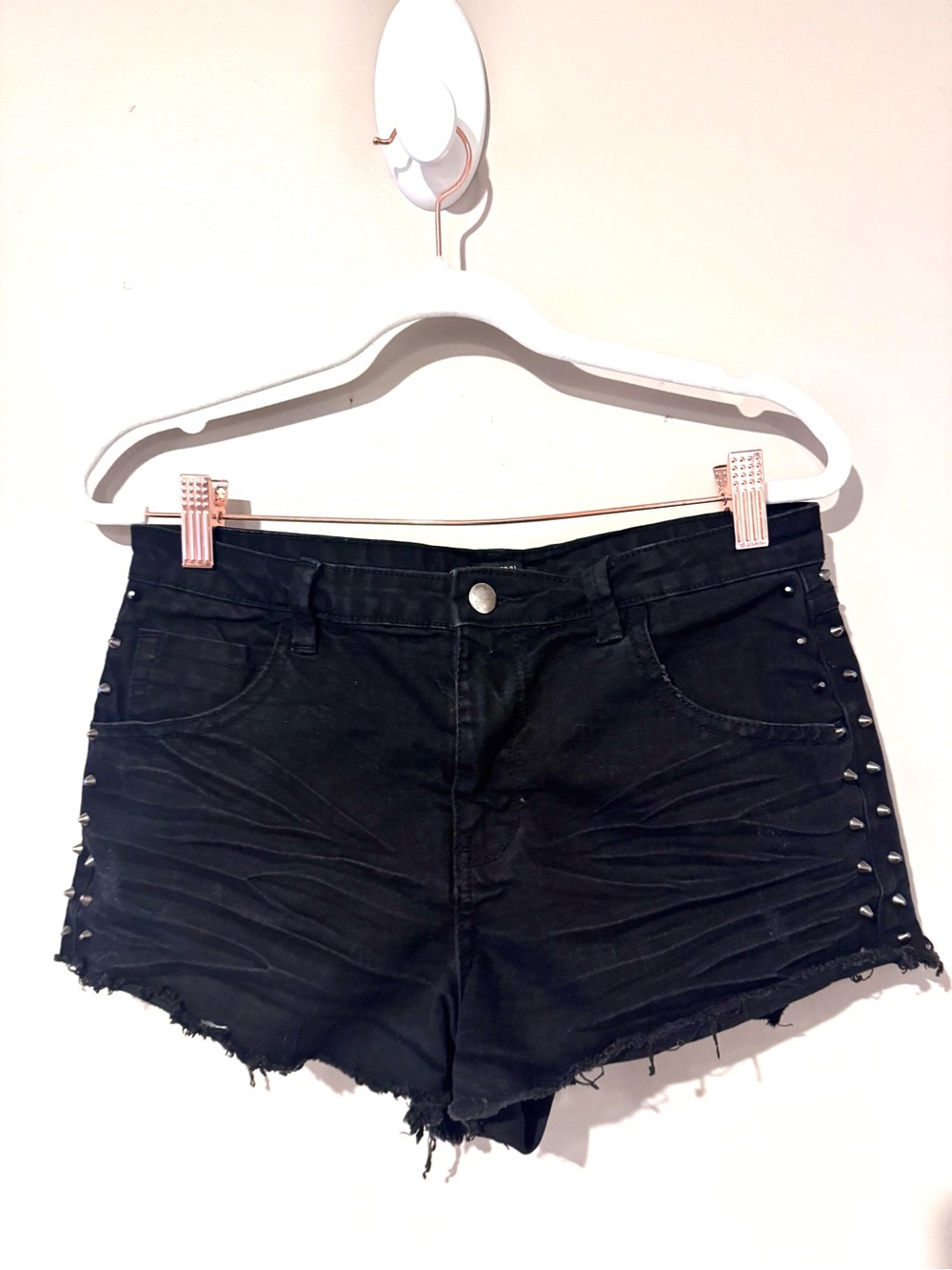 Forever 21 Shorts Black Studded Denim Raw Hem Edgy Festival Punk Goth 27